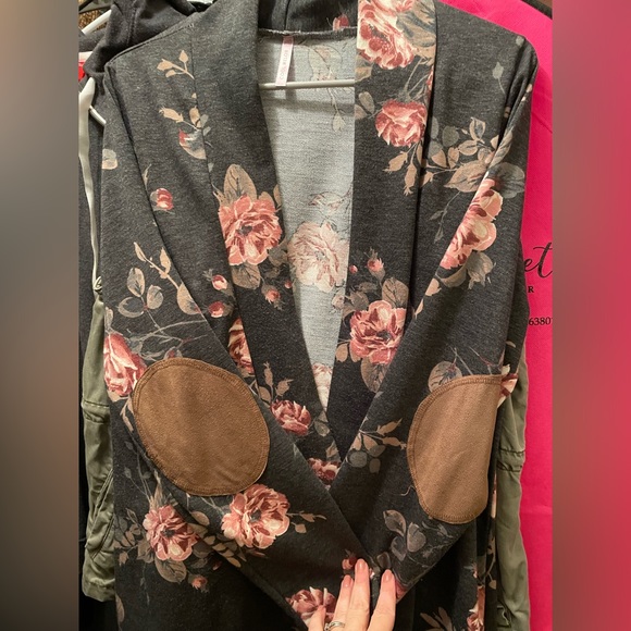 Womens floral cardigan , gray pink floral print, brown patches on elbows XL - Picture 2 of 5